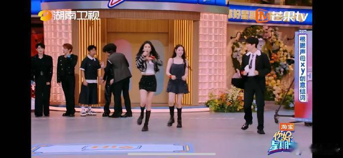  张俪[超话]张俪这两步有超模那味了你好星期六张俪“演张学友”名场面！大长腿一迈