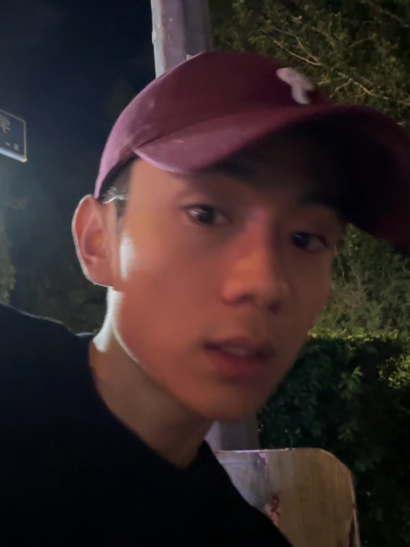 思慕社字母      我们是两列并行的火车，共享过一段铁轨的温热。但终究要在某个