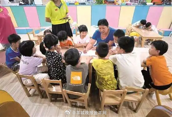 #广州身边事# 【多方协同织就托管网 #广州“官方带娃”受热捧#】暑假期间，广州