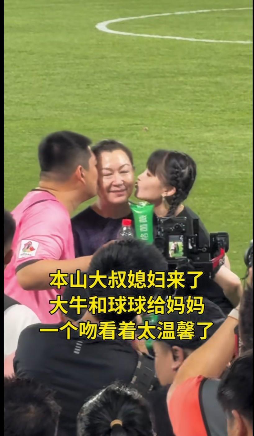 本山大叔媳妇来了，大牛和球球给妈妈一个吻太温馨了，
幸福的画面太美好了！看这俩孩