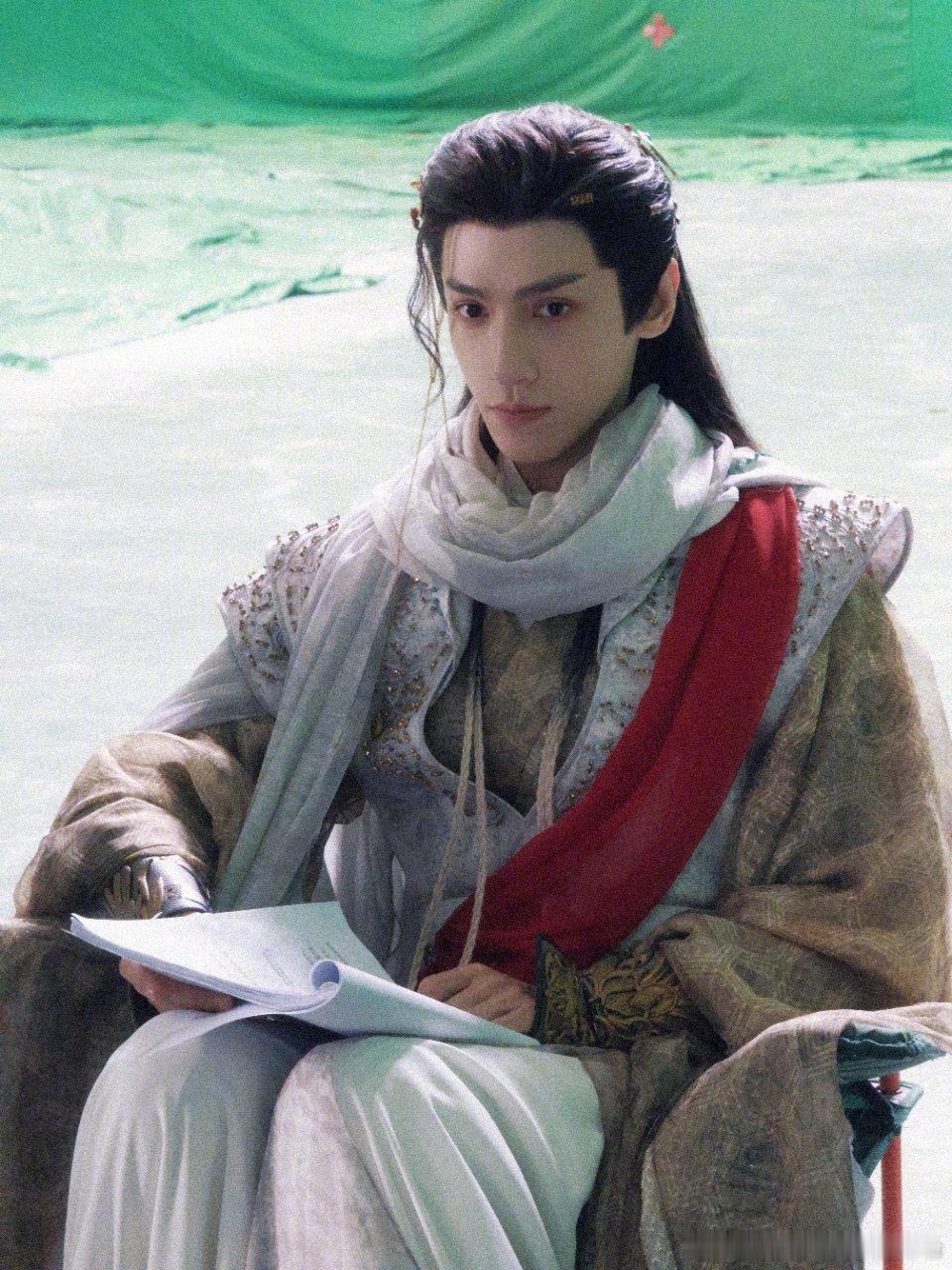 没等来加更等来罗云熙加餐 没盼到剧加更，却等来罗云熙“颜值加餐”！几套妆造戳中审