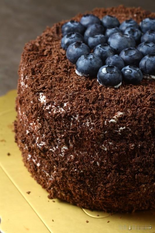 刚刚看到一个男人，头发凌乱，穿得脏兮兮，
手里拎着一盒小小的草莓蛋糕，快步走进破