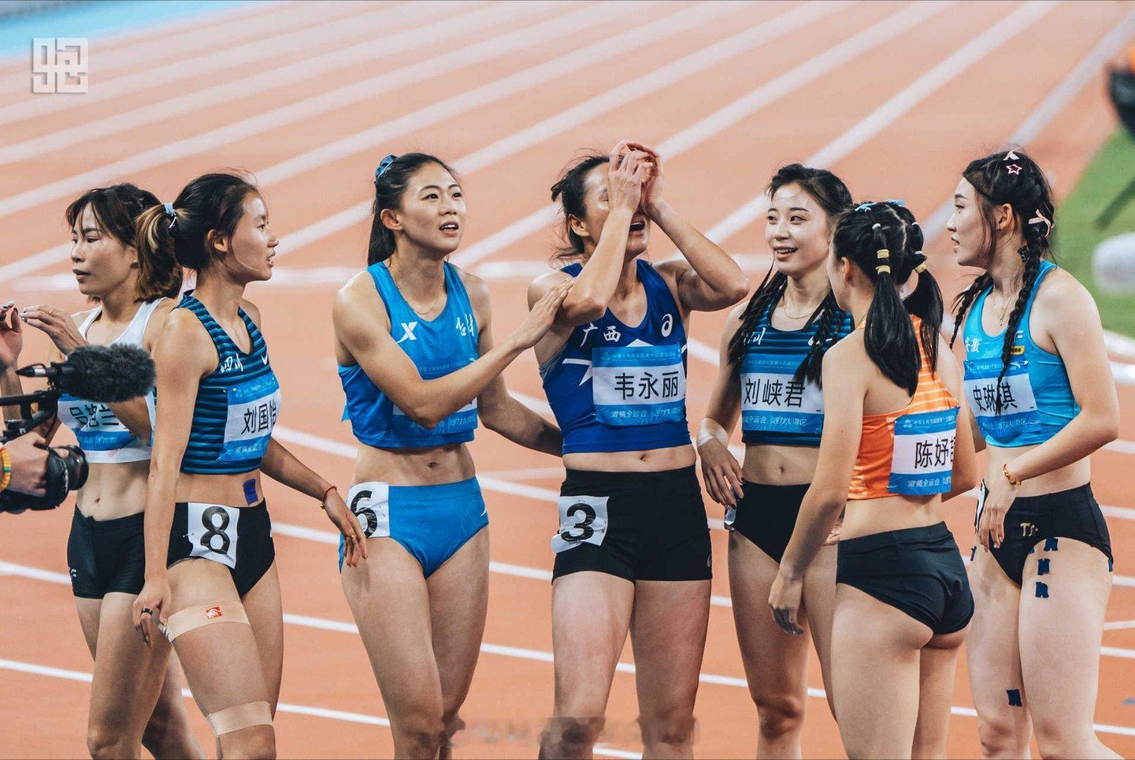 众星捧月，大姐告别