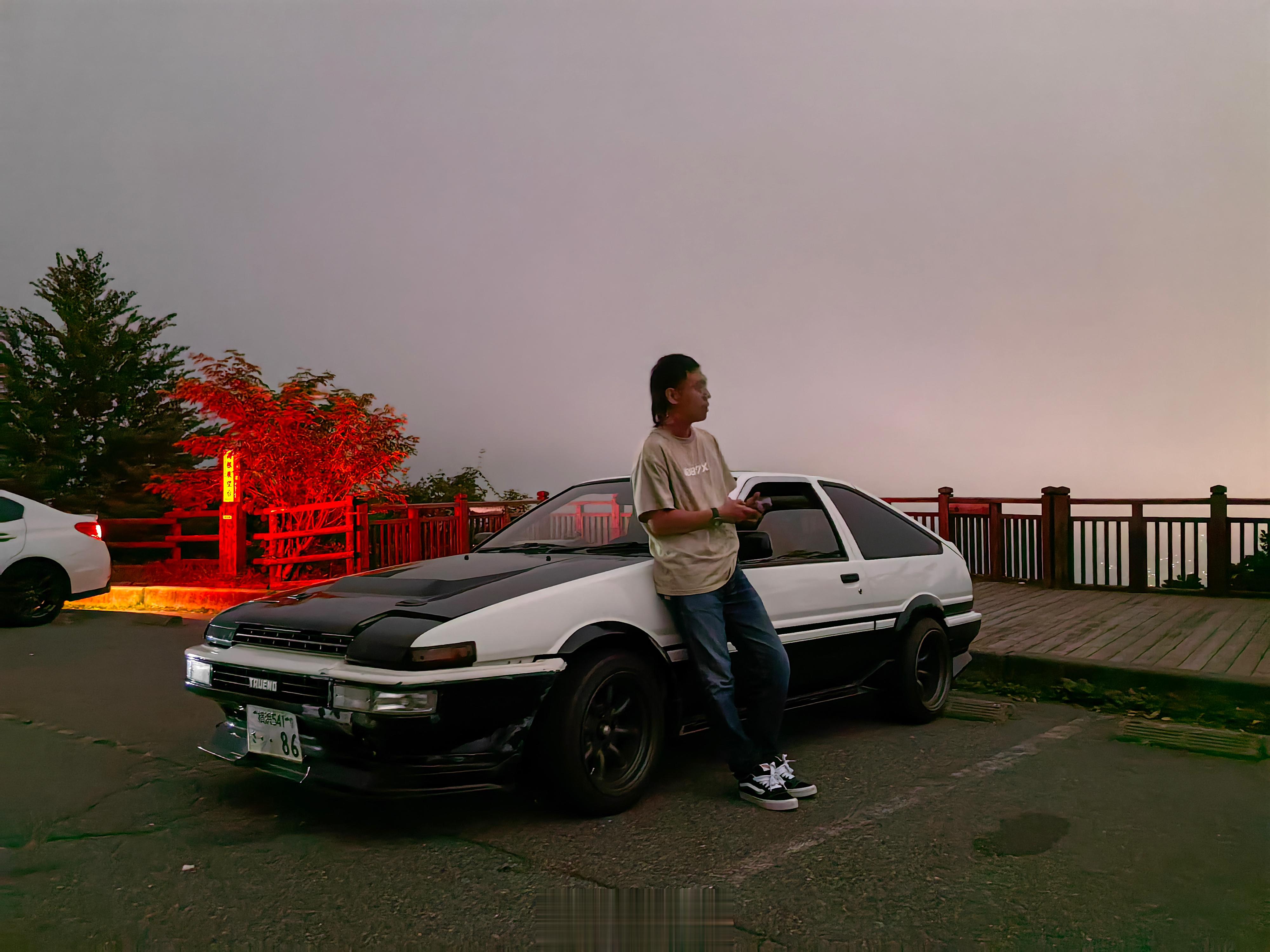 秋名山的GR86一看就是漂移的，后面都换的垃圾胎，前后不一样的轮毂，还带着我们去