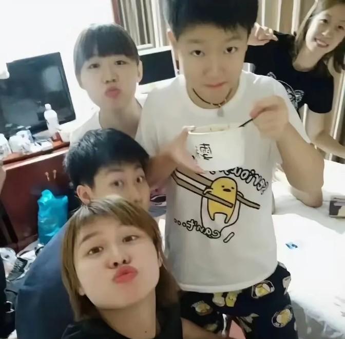 莎莎这人从小就没什么明星架子，大家聚在一起拍照的时候，她手里还捧着外卖盒就跑过来