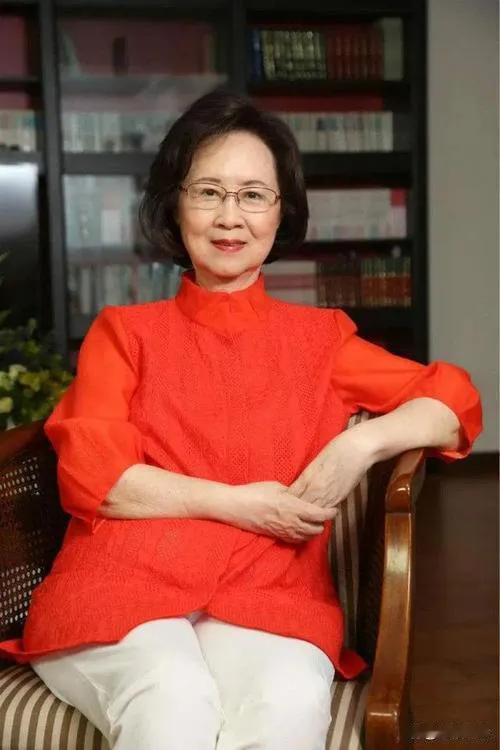 琼瑶虽不惊艳，却眼神聚光，透着智慧与内涵。她勇敢地向外人展示着自己的爱情故事，感