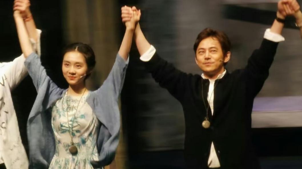 黄多多和何炅一起参演话剧，不知道的还以为这是孙莉呢。

真是没想到，《爸爸去哪儿
