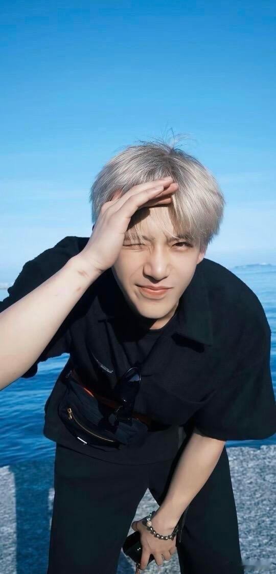 王安宇镜头下的姚安娜姚安娜王安宇二搭状态 烟火下拍照最怕动作太做作，结果王安宇和