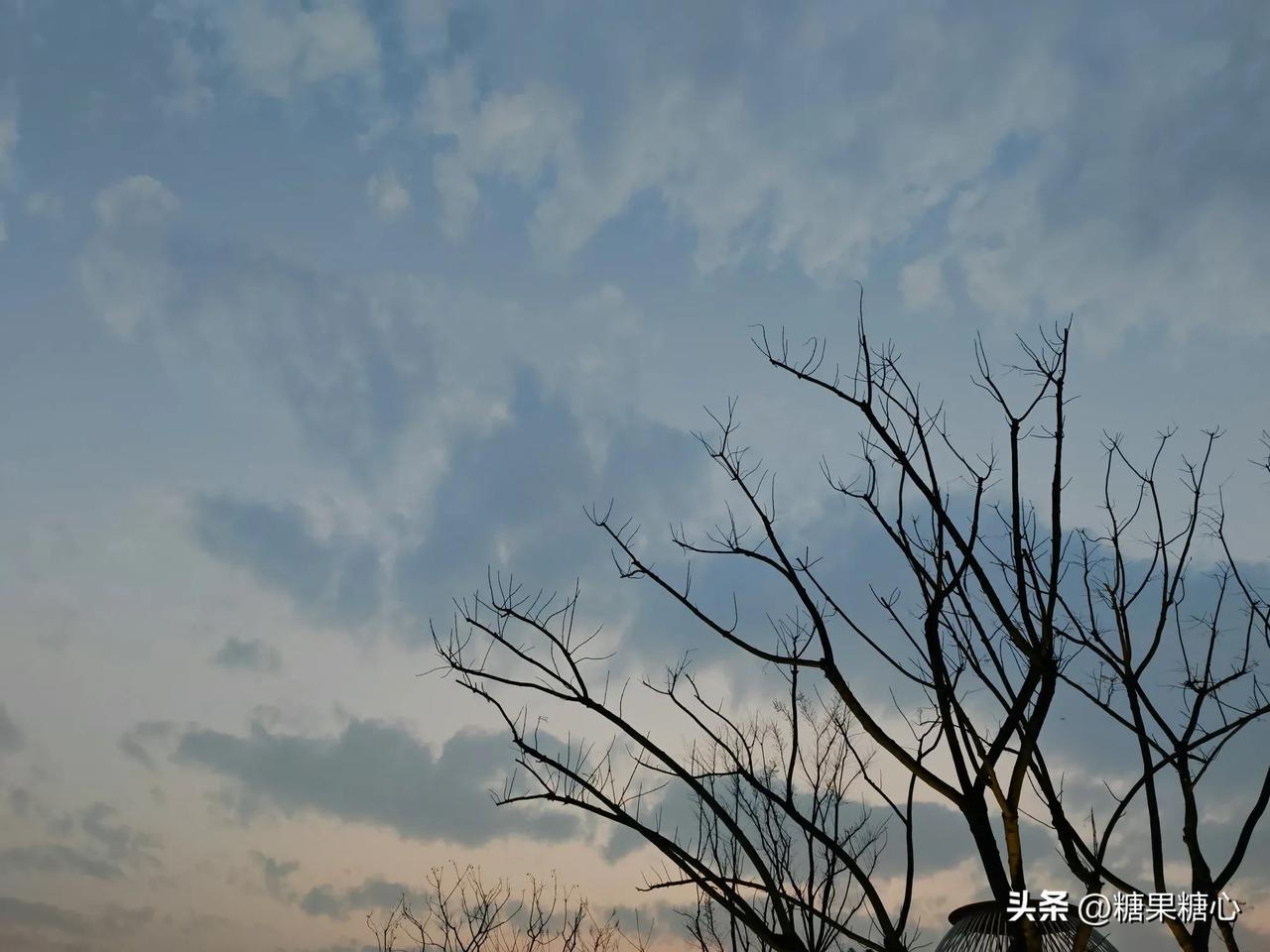 彭州关渠郊野公园，就在河边上，目测游乐场有1公里长，娃来了简直就不想走。各种滑滑