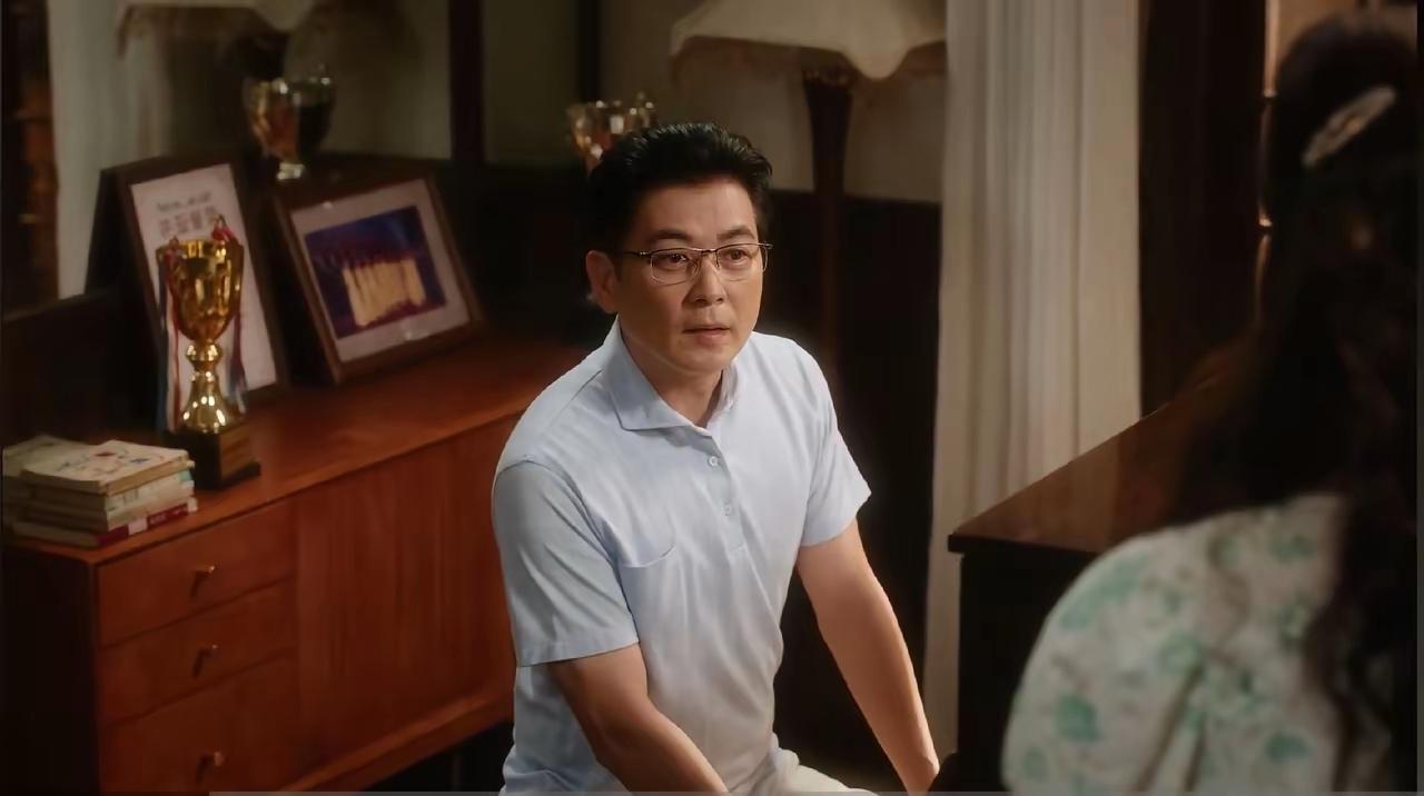 追剧巜冬去春来》有才有德，既温暖又有爱心的好男人出现了！他就是庄庄的音乐老师郑老