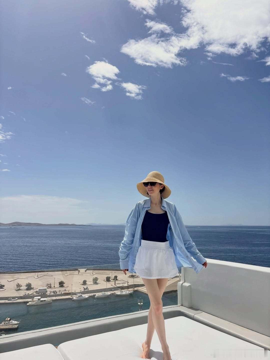Lily collins莉莉柯林斯分享在希腊拍摄《艾米丽在巴黎》第六季的私照，贝
