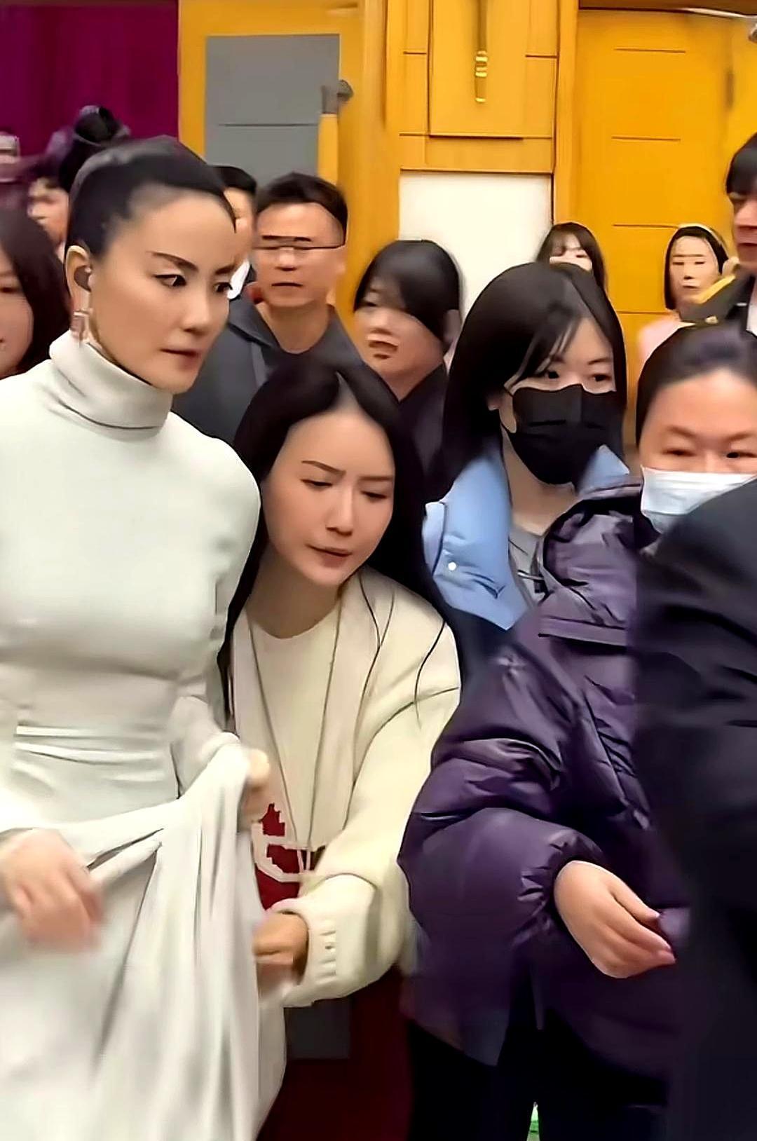 如果你还活在别人的评价里，那王菲活得太明白了。
她台上高冷，不爱搭理人，被骂“没