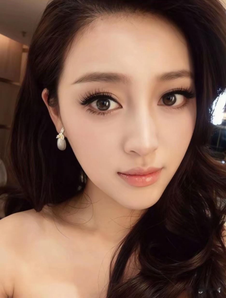 一个甘婷婷，出生于1986年；一个张馨予，出生于1987年，都是身条凹凸有致的大