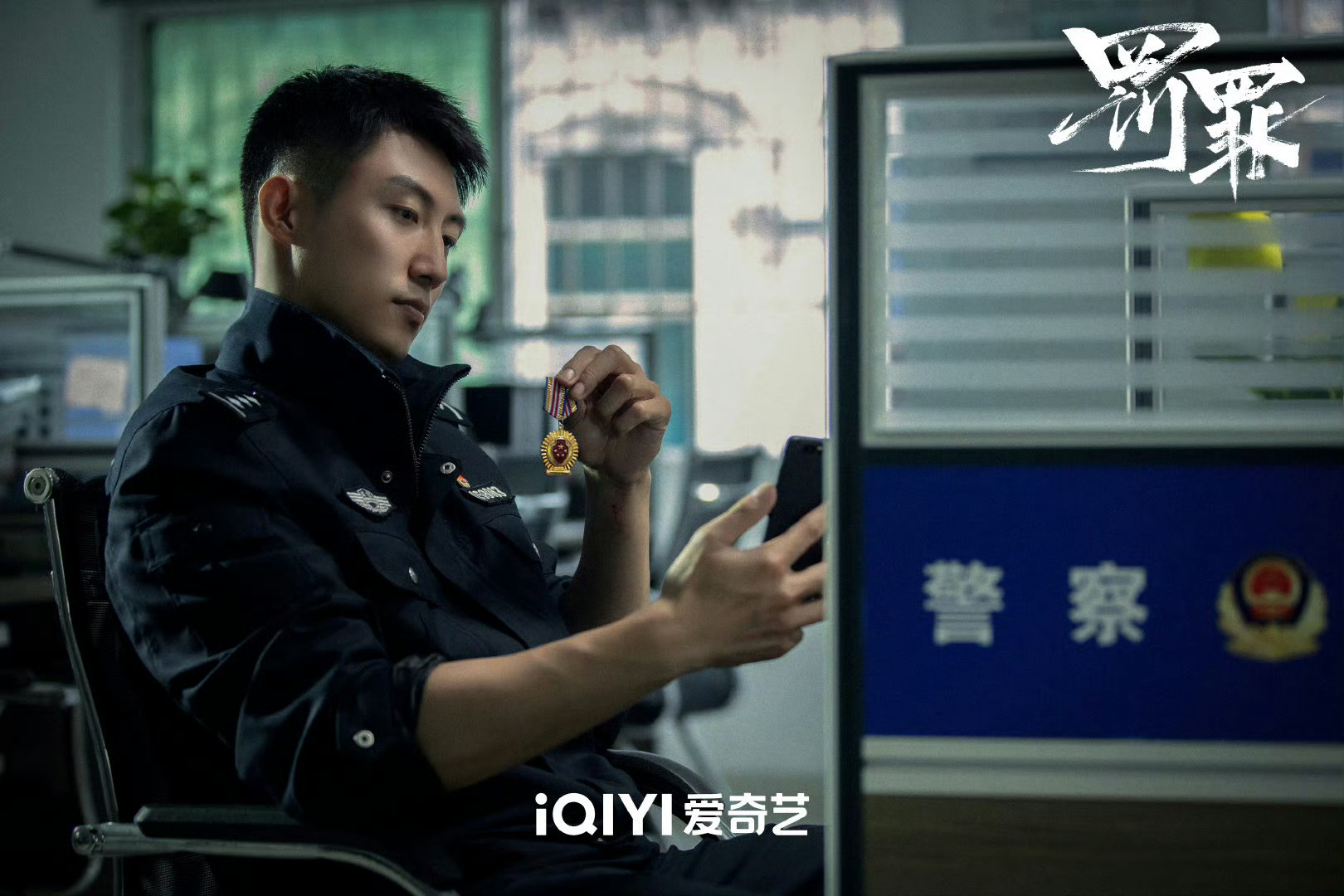 再拍下去黄景瑜去景点该免票了 黄景瑜的军装造型简直绝了！每次新剧上线都能引发一波