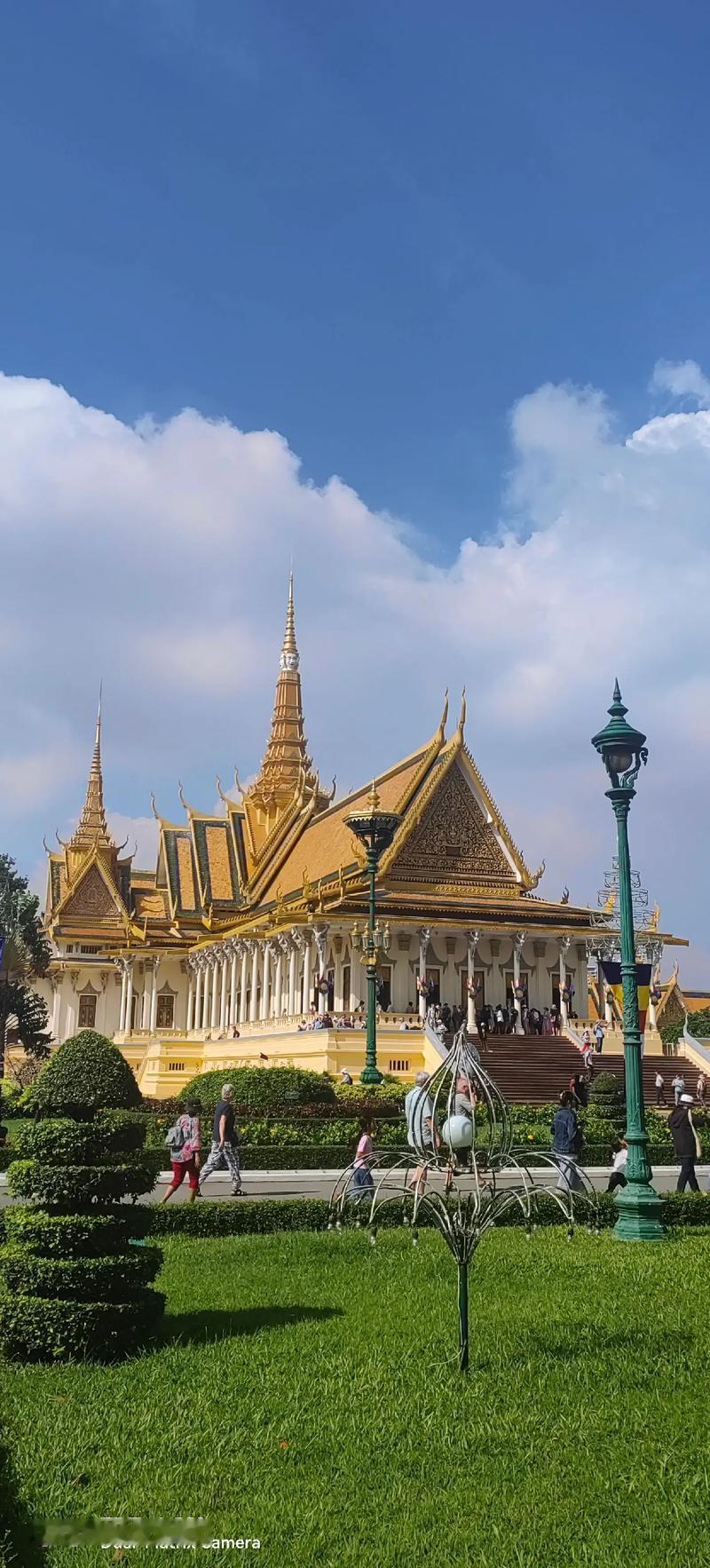 柬埔寨还有明天吗？ 柬埔寨现在由洪森和他儿子管着。老洪森年纪大了基本不管事，年轻