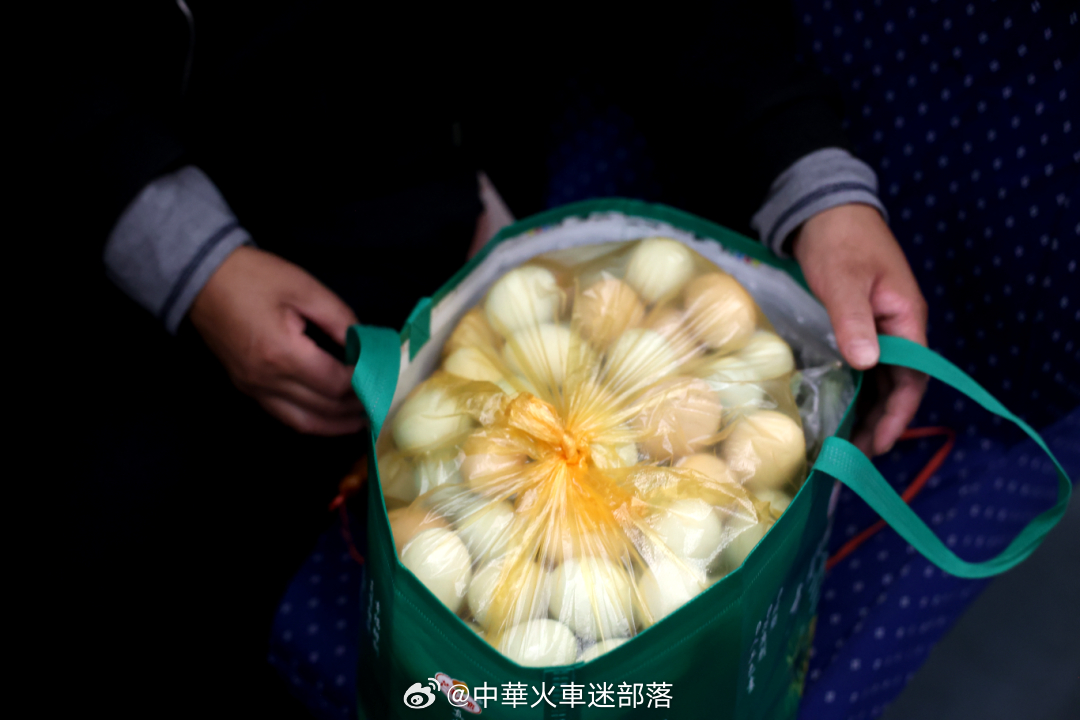 国铁头条【在6438次列车上，遇见太行山里最真实的人间烟火】5月14日6时，阳光