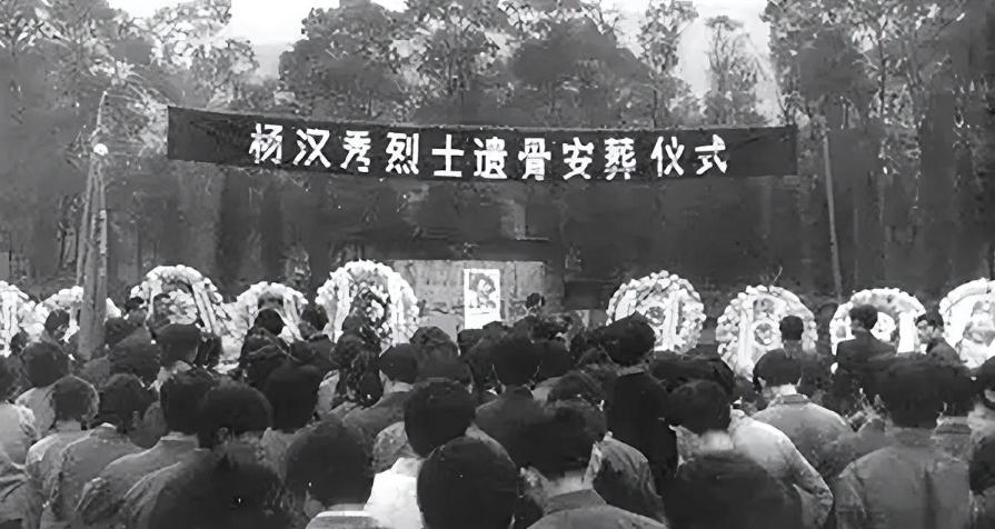 1975年，一位老农在地里锄地时，锄头突然碰到了一个硬物。他挖开一看，竟是一具戴