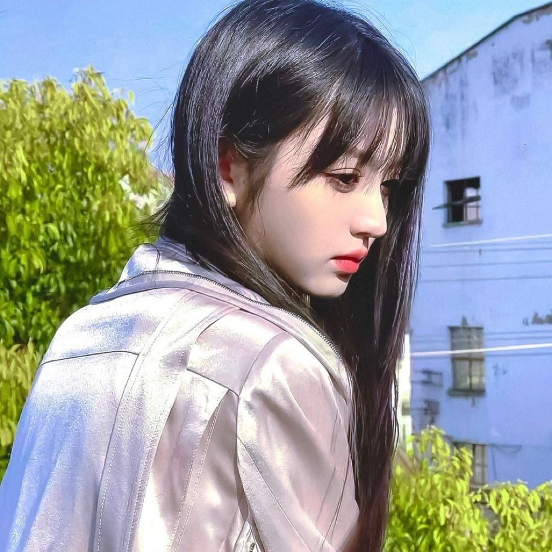 想不通 这种拍照就出片的脸不应该天天拍天天发吗这能忍住不拍照吗