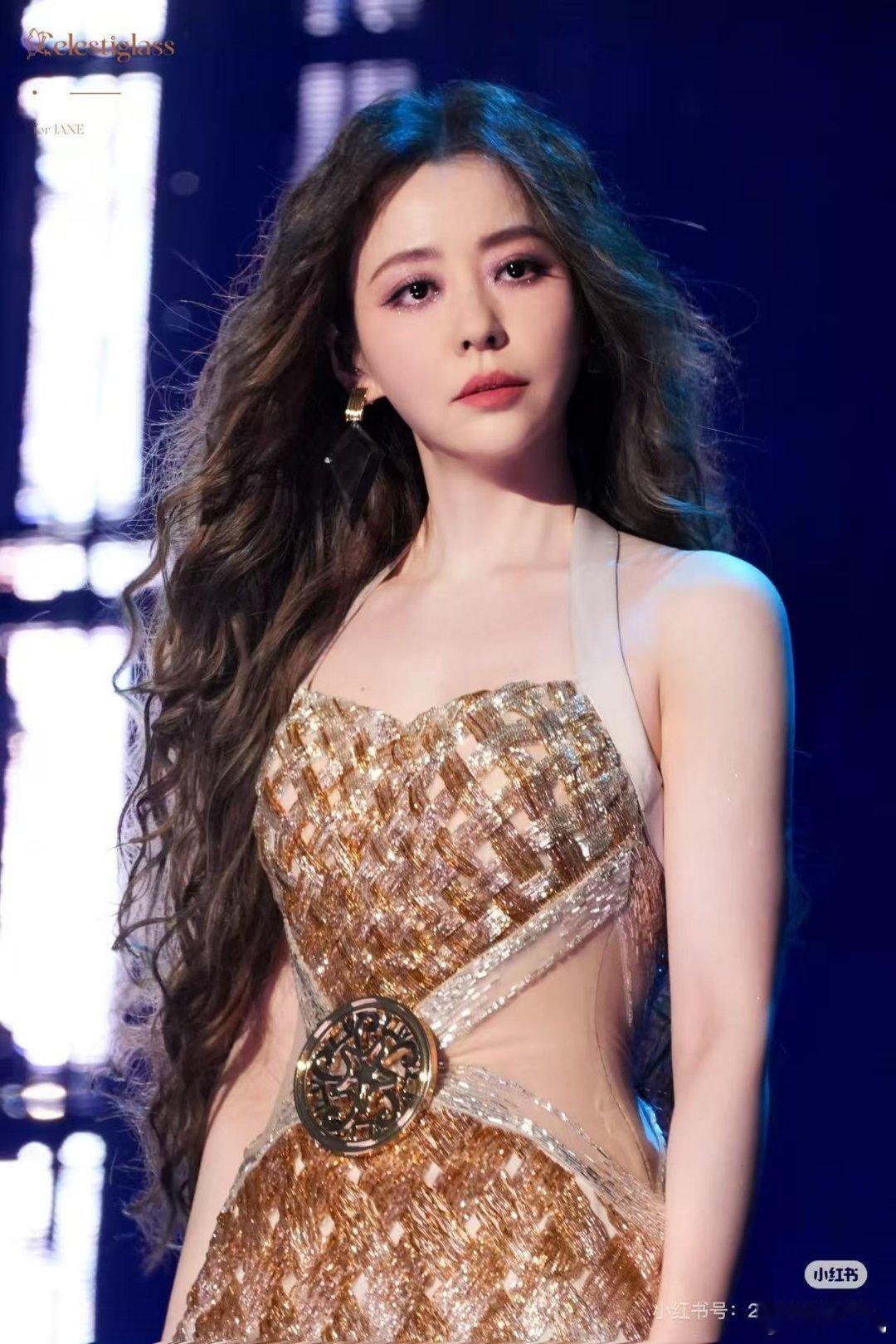 张靓颖怒斥工作人员泄露未发行作品 工作人员手中流出的每一个未发行文件，都是对歌手