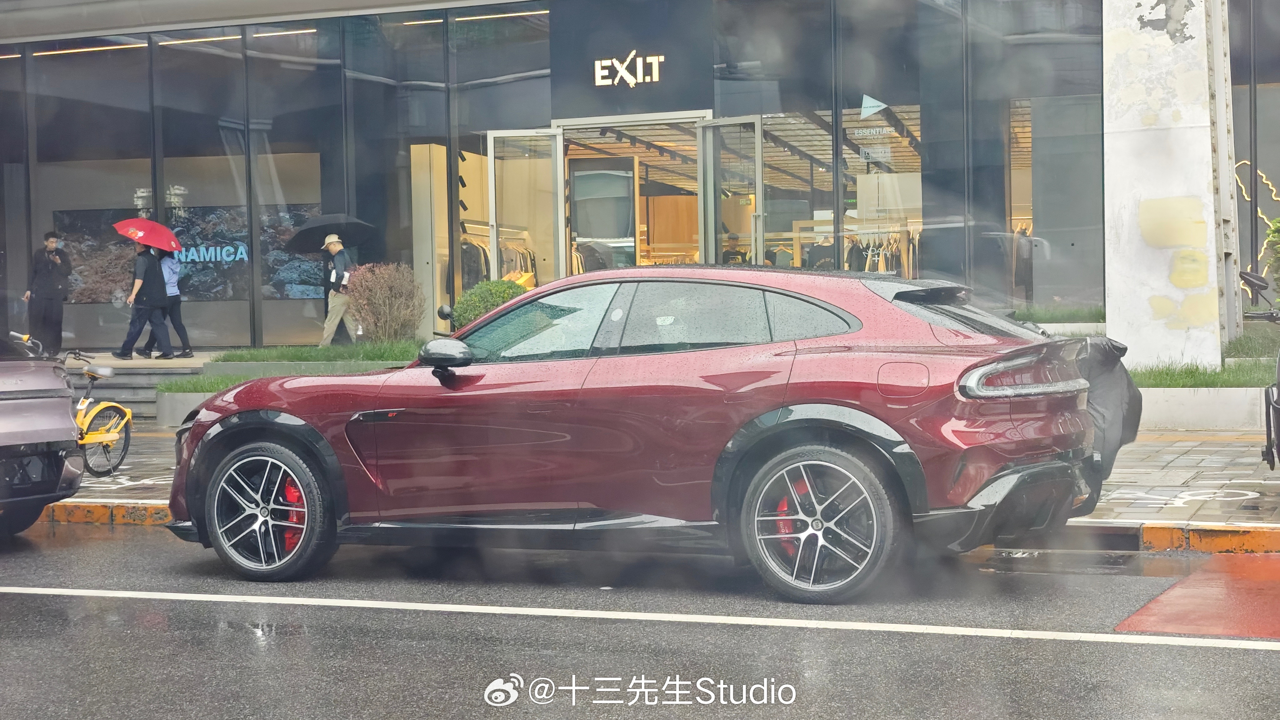 红的YU7 GT在雨中的视觉效果，这个红色有光会很好看，阴天偏暗小米yu7gt什
