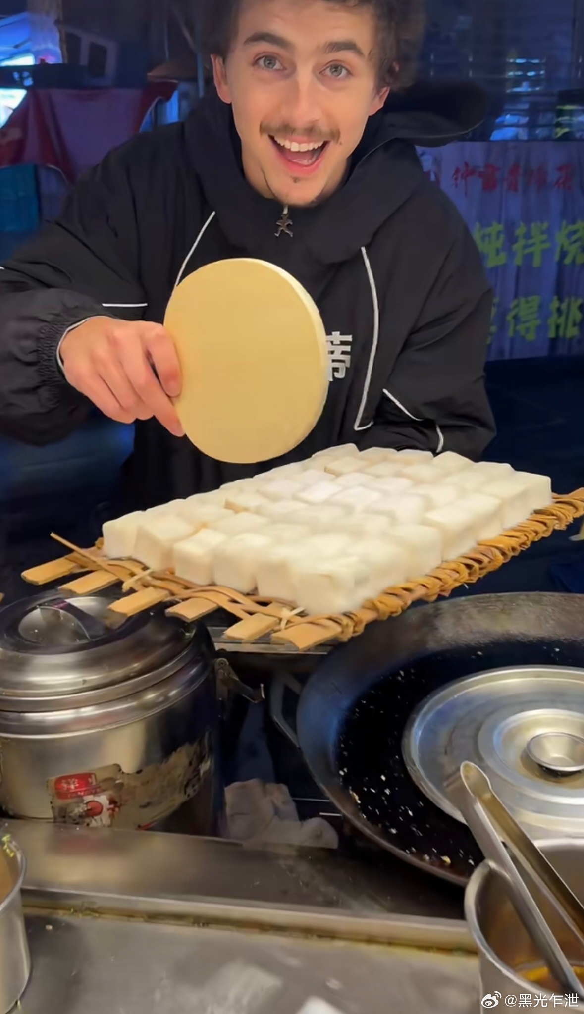 提莫西·查拉梅在成都街头卖霉豆腐： 