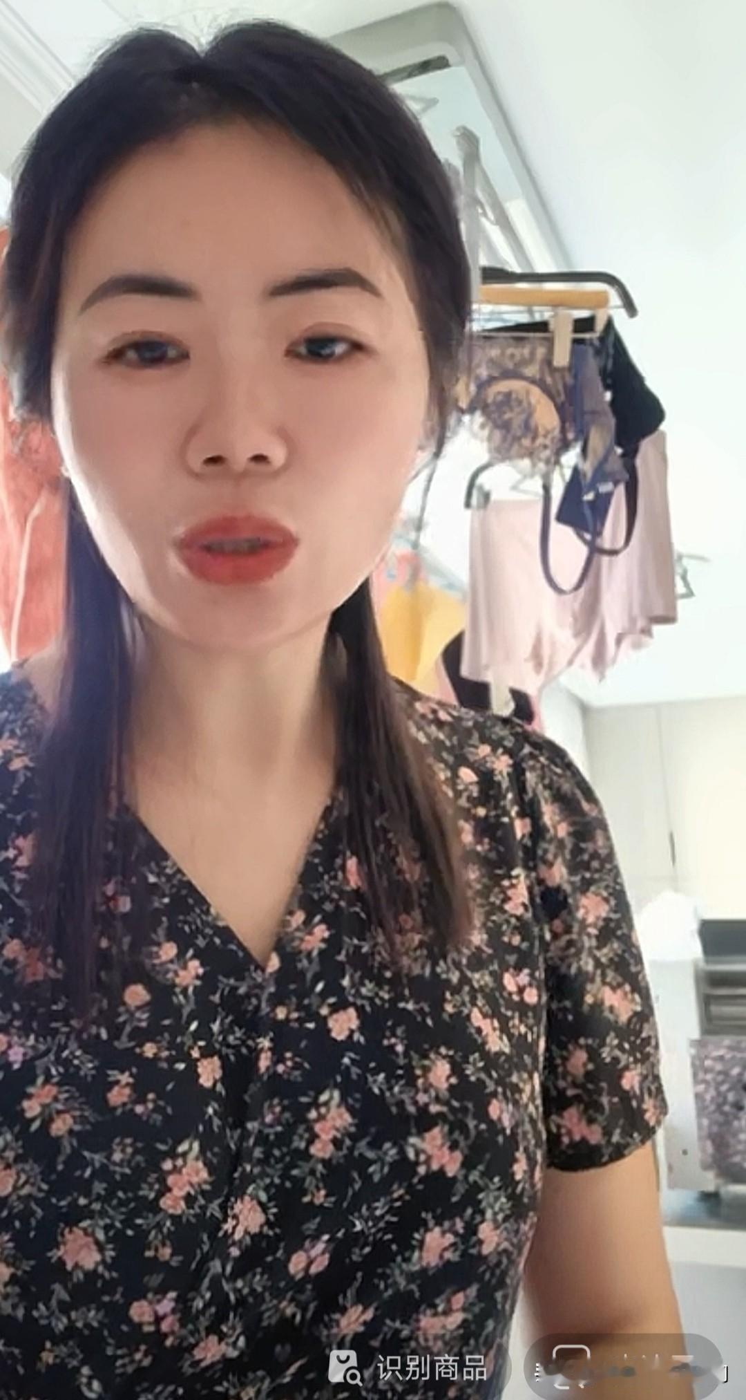 好的直播间布景，对转化和留存都至关重要。

现代对于直播带货还是很普遍的职业，你