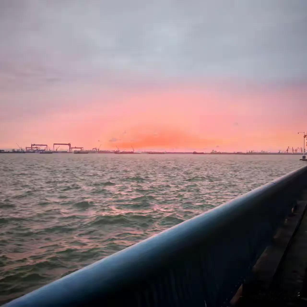 拳王邹市明中年返贫——生活不易，藏着太多过来人才懂的沧桑。这一幕确实真实发生了，