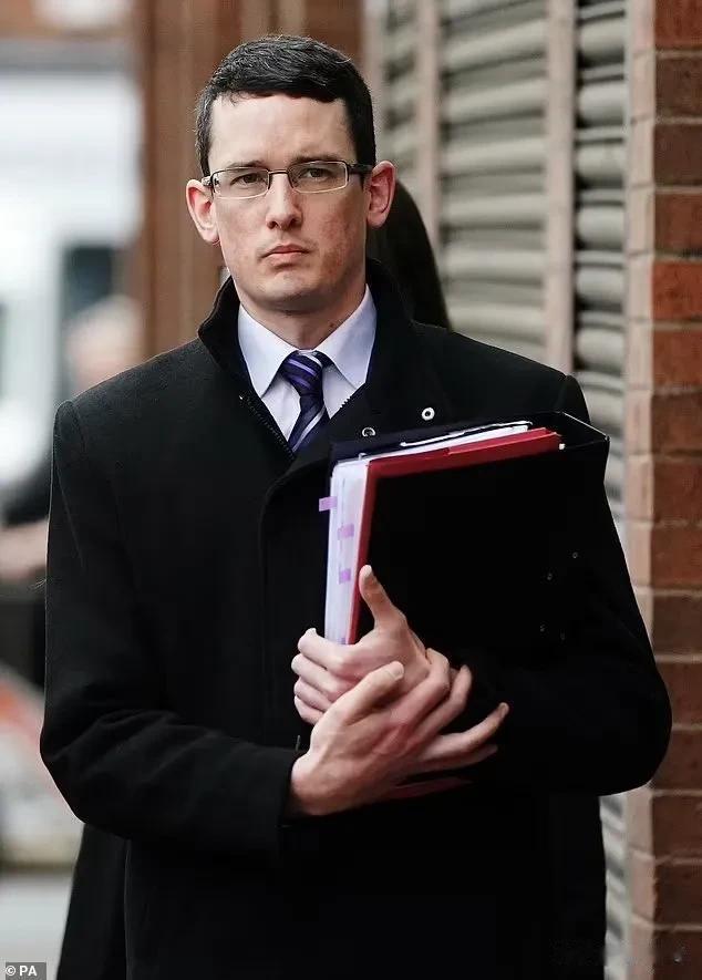 爱尔兰教师因拒绝称跨性别男学生为女孩而被无限期监禁。一名教授历史和德语的老师伊诺