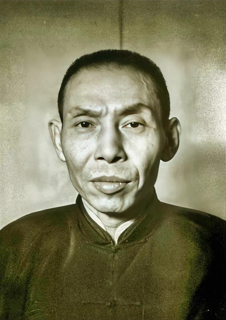 1947年，在上海丽都花园，三公子杜维屏、四公子杜维新同时大婚，新娘一中一美，为
