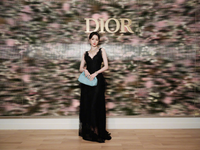 迪丽热巴和DIOR迪奥共度了美好的夜晚迪丽热巴迪奥晒图  迪丽热巴迪奥晒图，迪丽