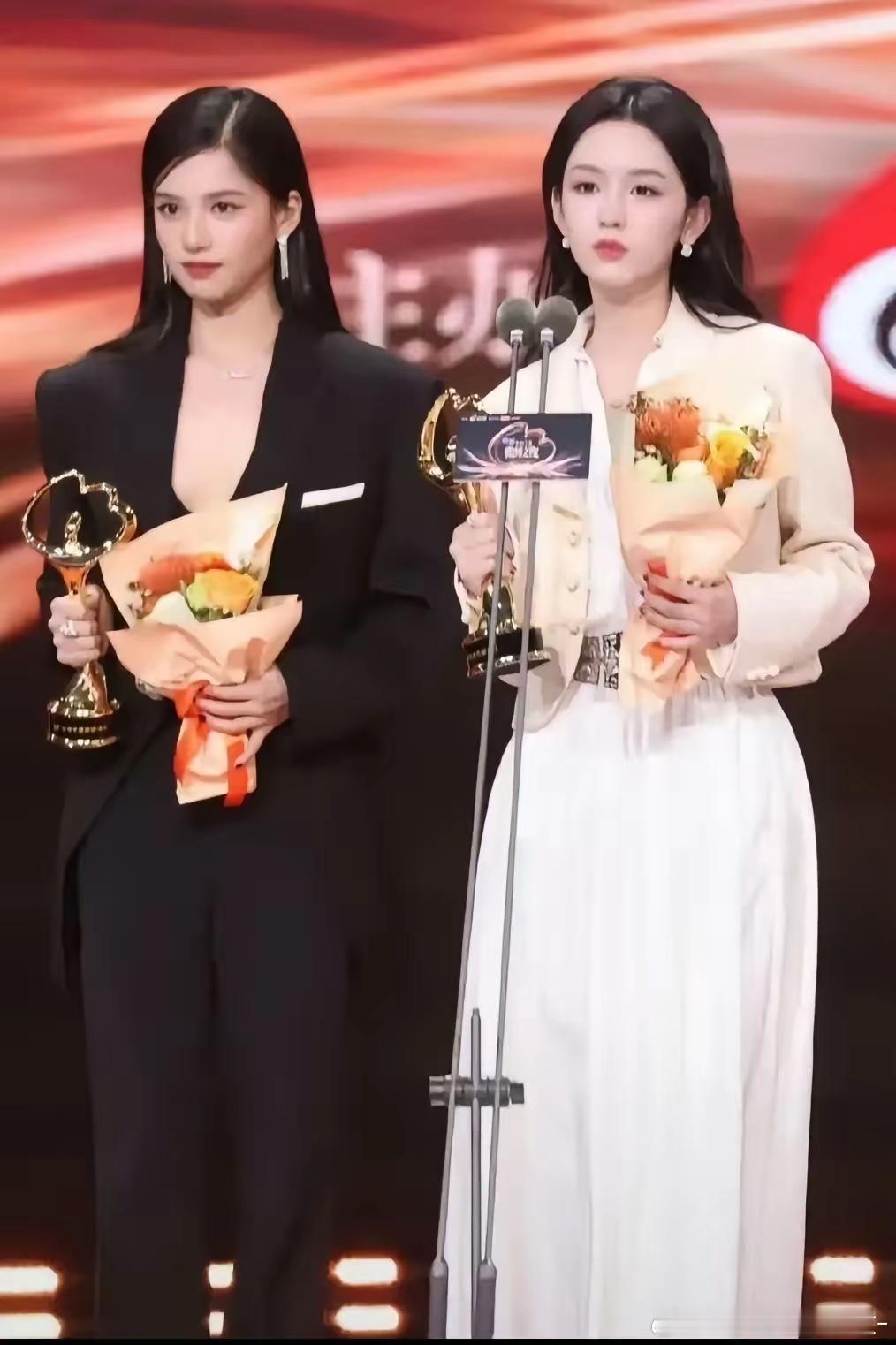 张婧仪和周也同框。长的还挺像的，气质却截然不同，一位偏向于可爱，而另一位看起来又