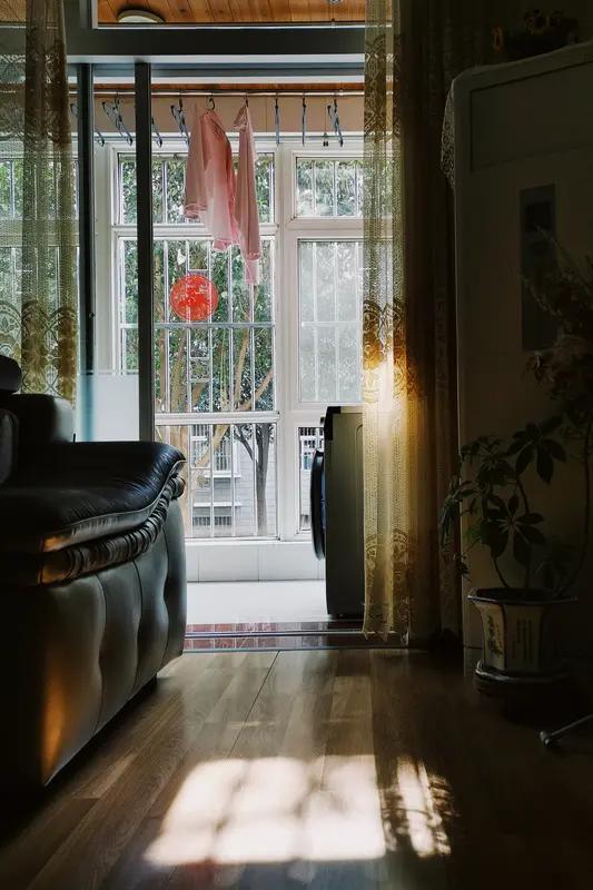 一个家，什么最重要？我觉得是爱与理解交织出的温暖氛围。
家不是讲理的战场，而是讲