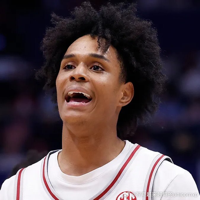 警方在Aden Holloway的公寓中查到的大麻有2.1磅和吸毒工具，在阿拉巴