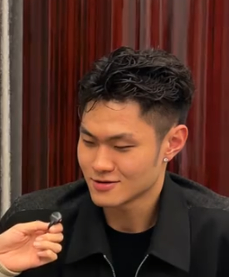 这是。。。。。。打了耳钉吗？这么潮