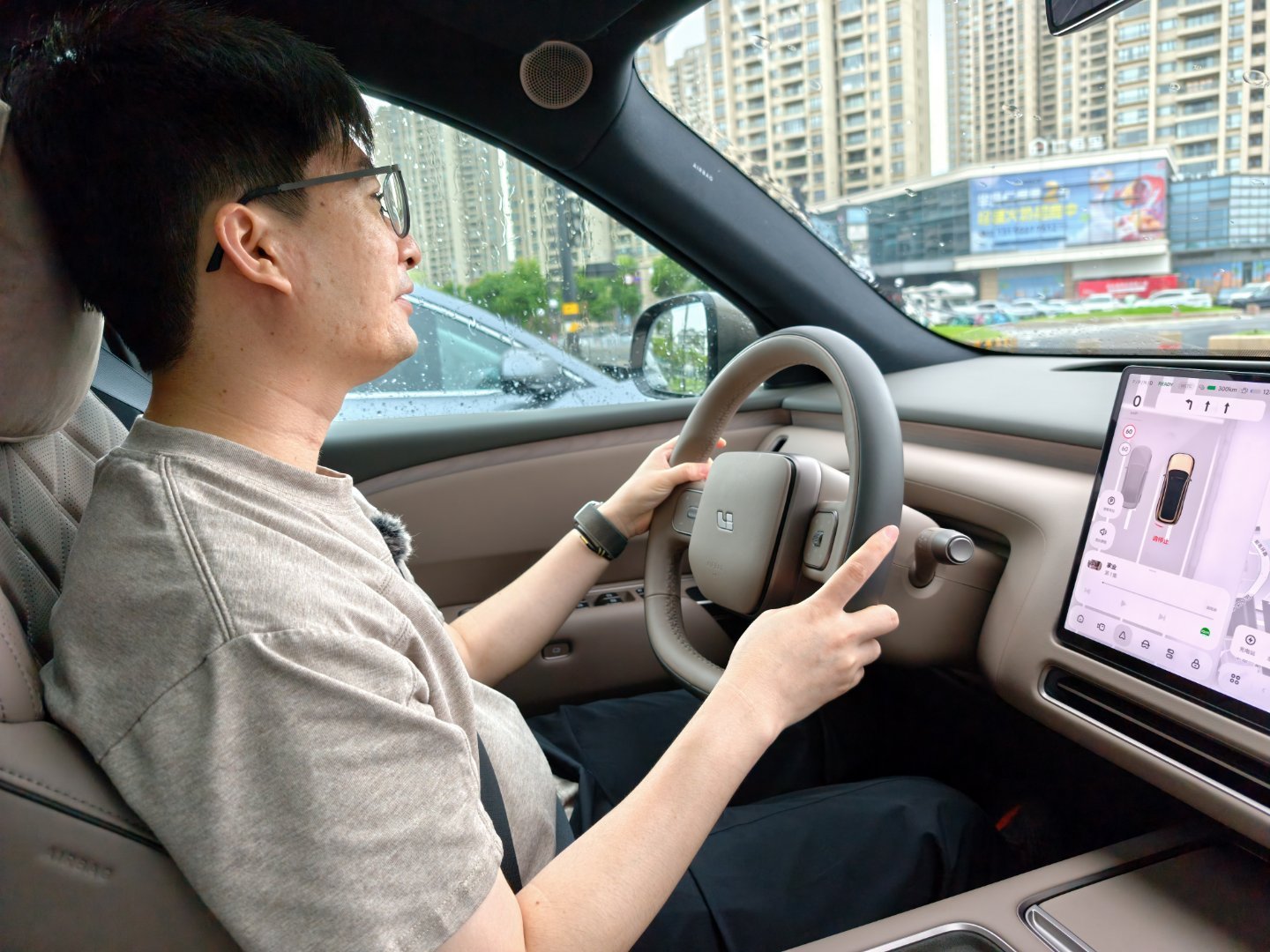 请布鲁卡来体验一下 L9 Livis，没想到这家伙开车这么猛有点后悔了不愧是小米