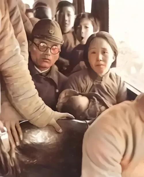 “中日亲善”的谎言，无法解释中国女人眼中的恐惧！1940年拍摄于河北霸州，一辆日