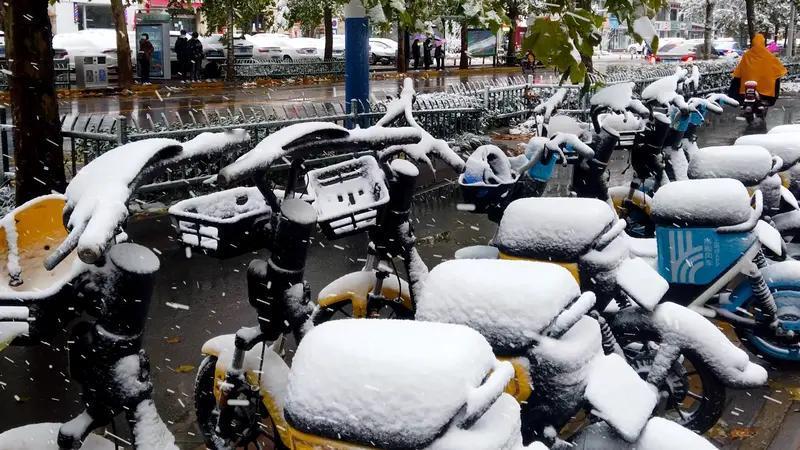 下周天气要大变脸，降温更猛还有大范围雨雪。这周末暖得超乎寻常，今天气温 0℃线到
