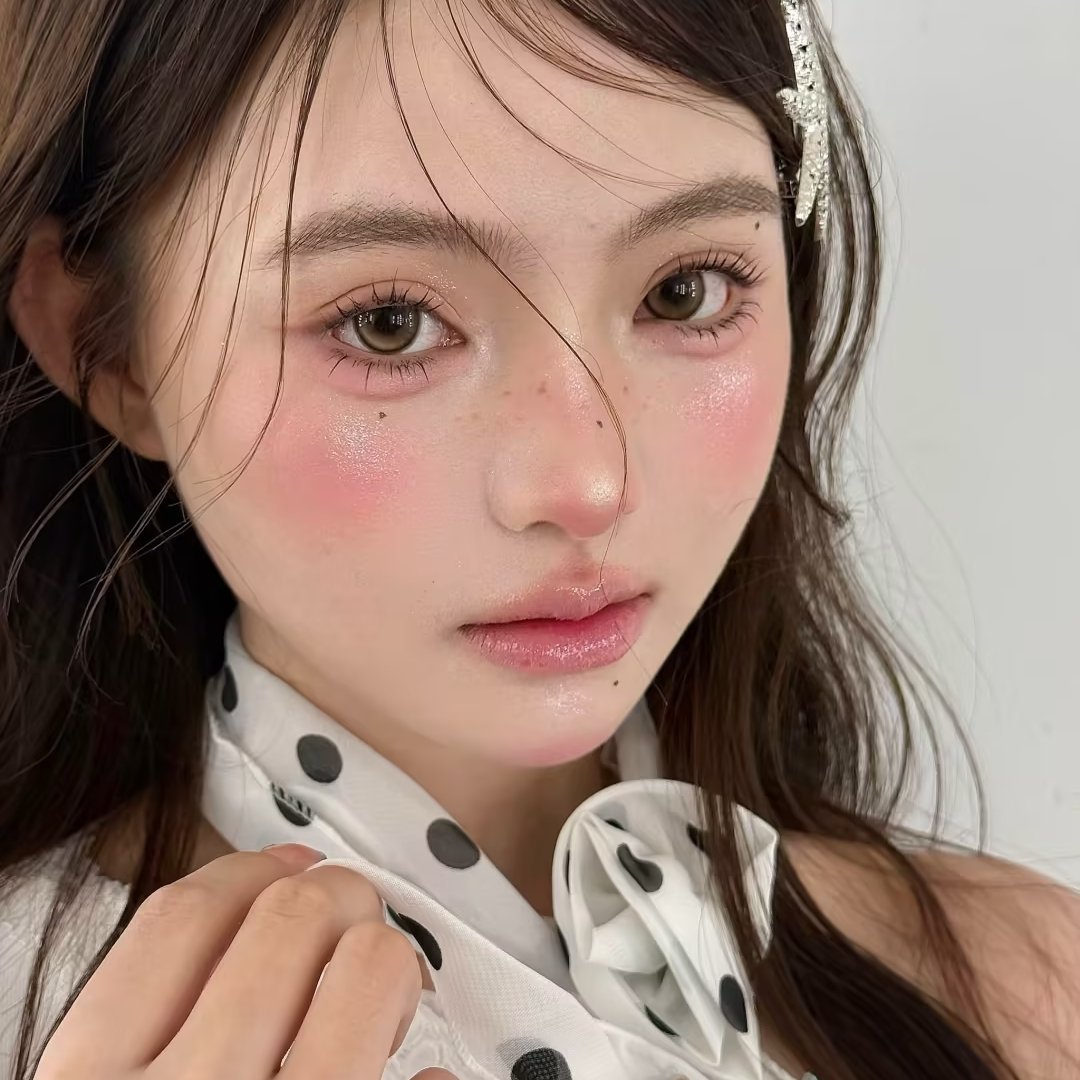 清透水光幼态甜系妆造，细碎发丝轻拂眉眼，水光肌肤泛着细碎柔光雀斑是恰到好处的灵动