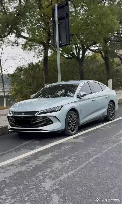 【高校停车场真相：比亚迪成大学老师购车首选】不仅是技术的强大与可靠，近些时候，当