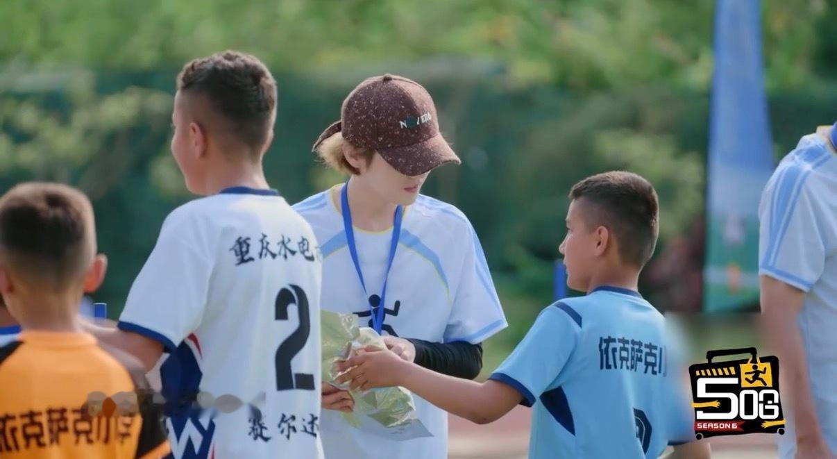 鹿晗蓝白球服学长造型 谁不爱阳光球场鹿晗！蓝白球服衬得气质绝佳，少年鲜活灵动，嬉