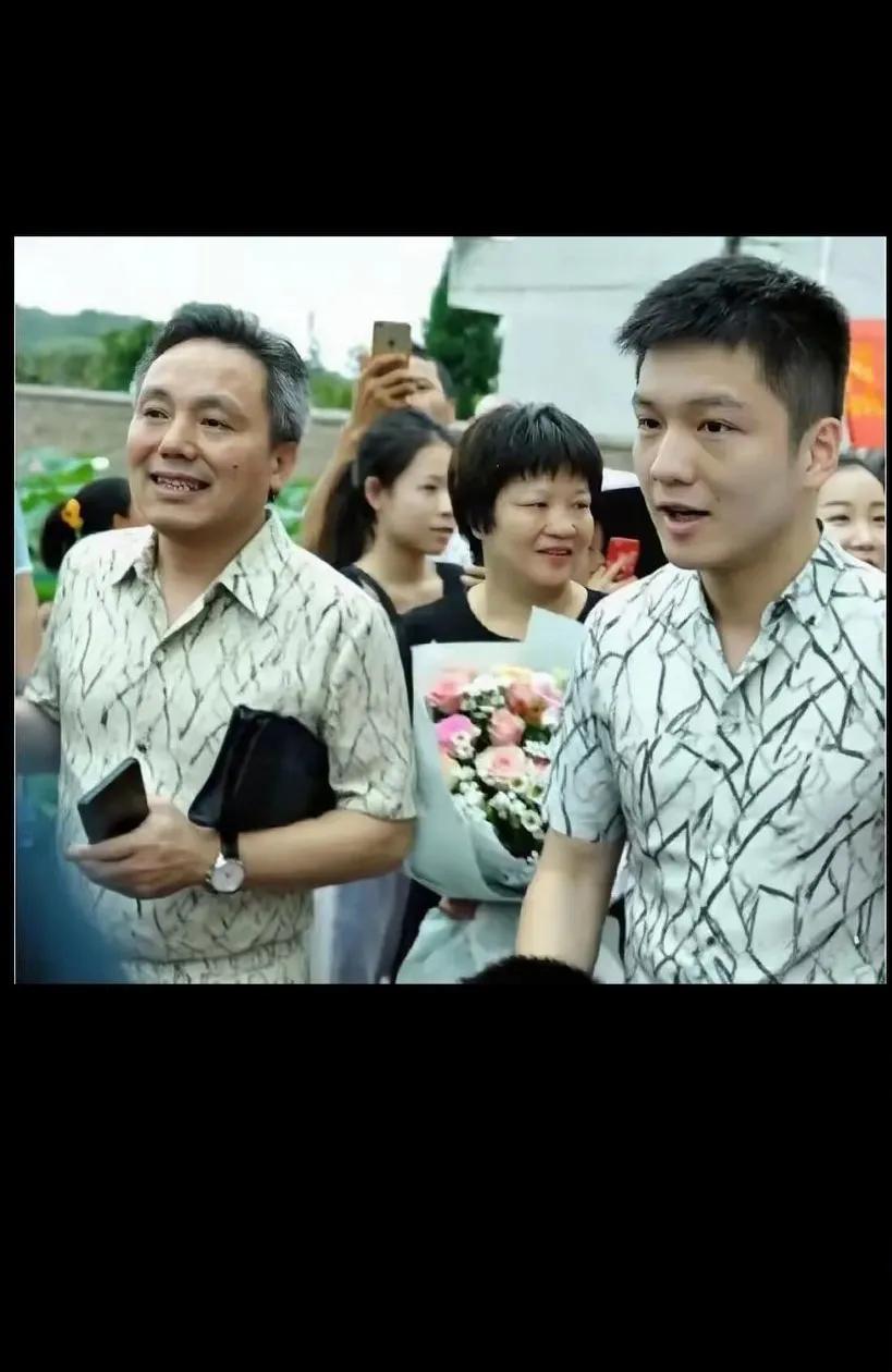 家人团聚，笑语盈盈，幸福满满！🌸👨‍👩‍👧‍👦