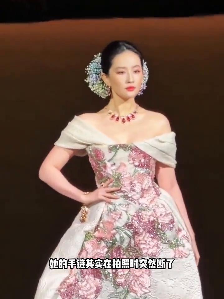 你永远可以相信这些顶级女明星的临场反应能力。
Vogue盛典上，当大家还沉浸在刘