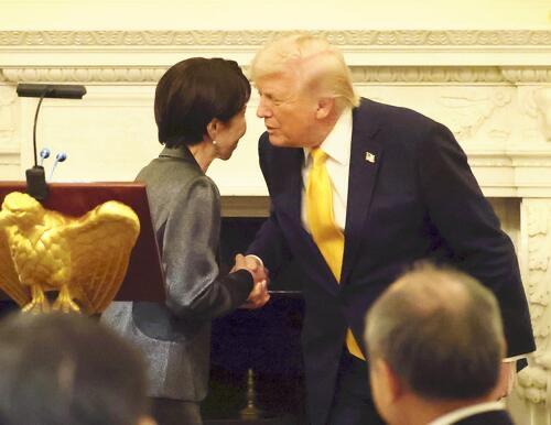 “谄媚外交”要付出代价
高市早苗下车后主动拥抱特朗普
在记者会上被特朗普提及珍珠