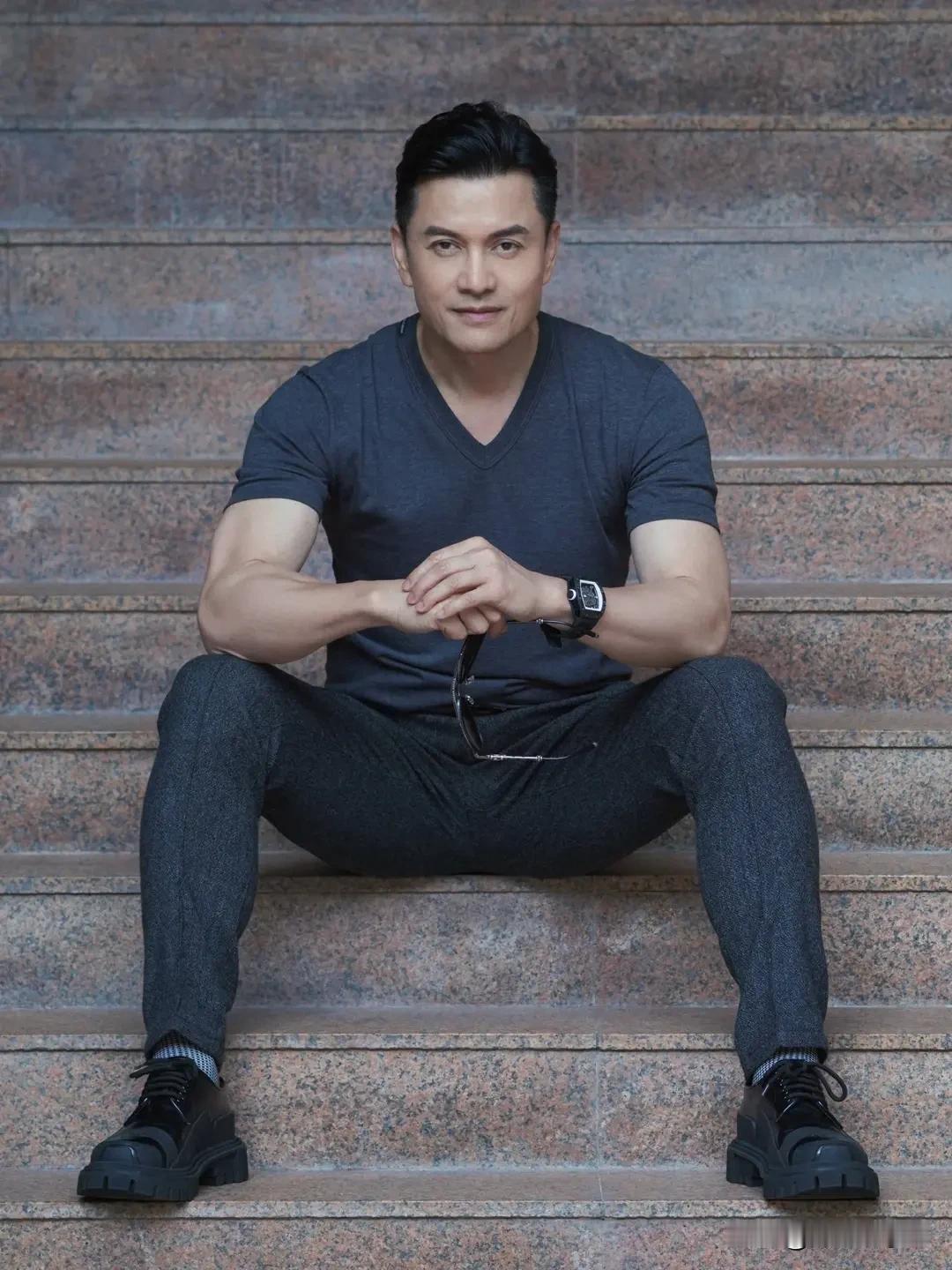 香港演员，吕良伟说，我不追求极速运动，我也不去玩那些极限运动。因为我觉得那不适合