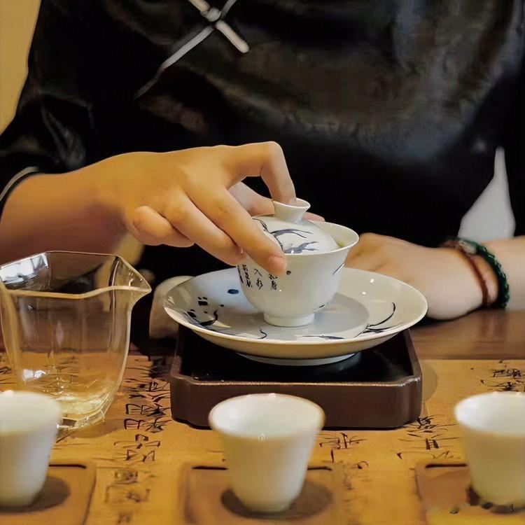 为什么说喝茶喝到最后都是普洱茶?

午后的光斜进窗，泡一杯茶，看叶子在热水中翻滚