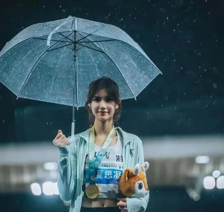运动员如果没有成绩的加持，哪怕美如夏思凝，也会渐渐没有热度。最早的时候，大火的是