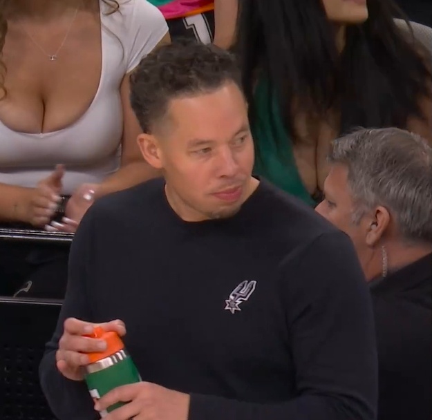 NBA 保护好嗓子！文班罚球时 直播镜头给到场边喝水解压的米奇教练 