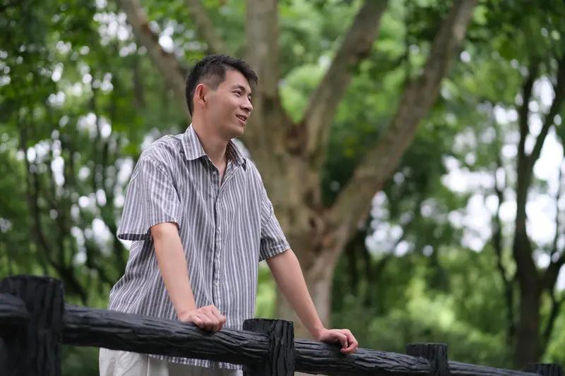 人到中年，心态那变化真不是一星半点。
年轻时天不怕地不怕，做事全凭一股冲动劲儿，