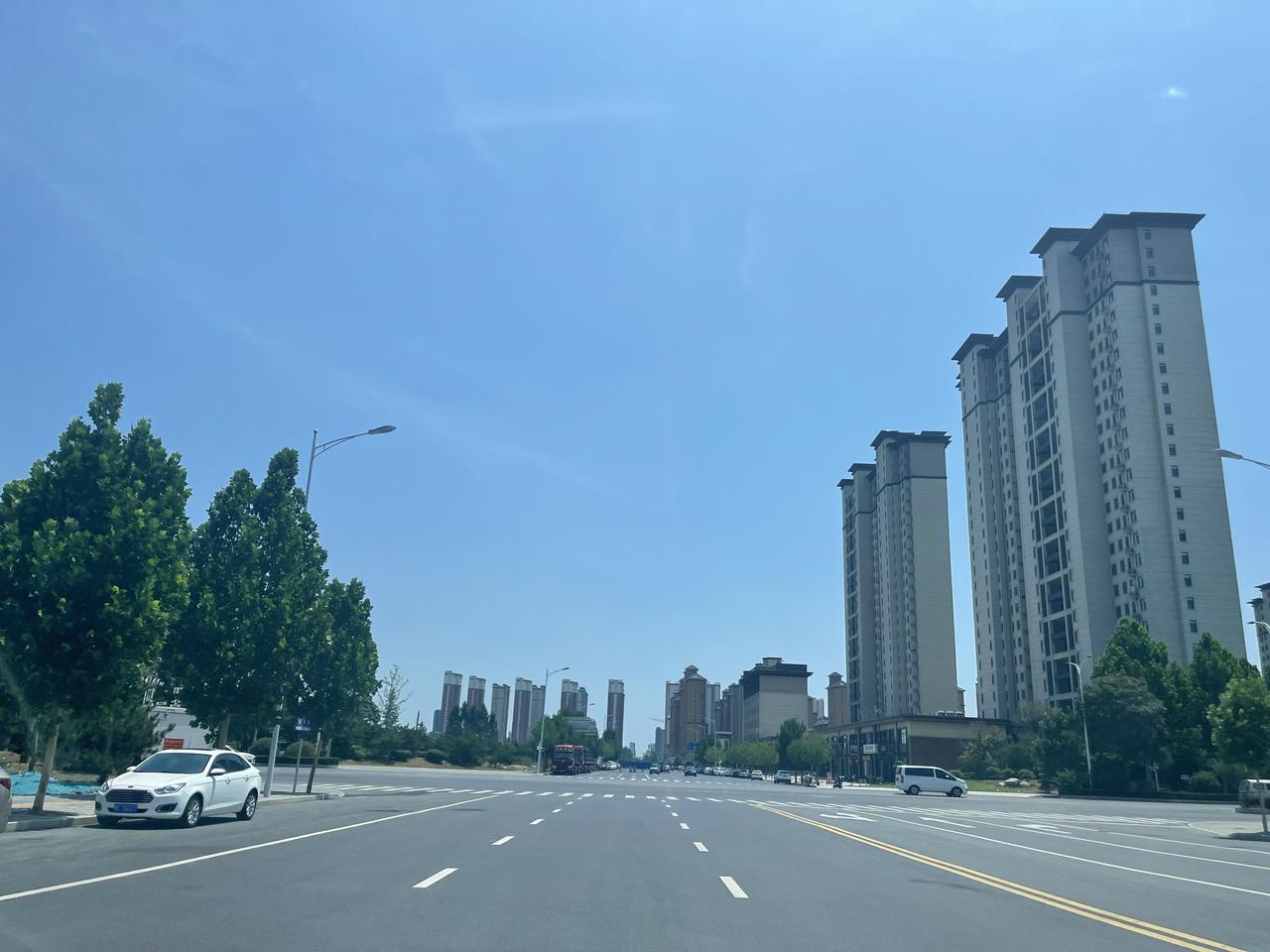 骆驼独自穿越沙漠，成了野外生存专家。驴子很羡慕，就虚心向骆驼求教成功秘诀。
骆驼