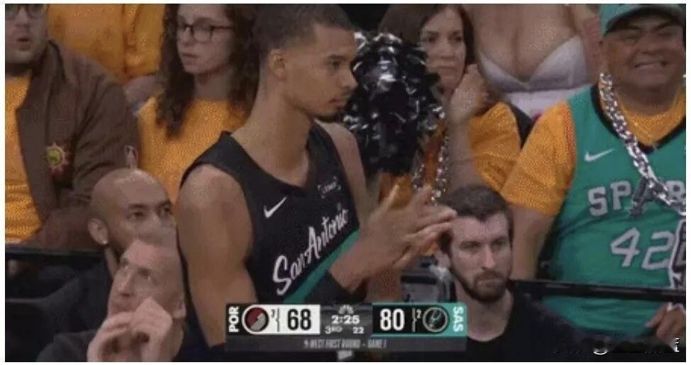 杨瀚森季后赛首秀！
杨瀚森本场比赛最后52秒登场，没有数据进账，继王治郅、姚明、